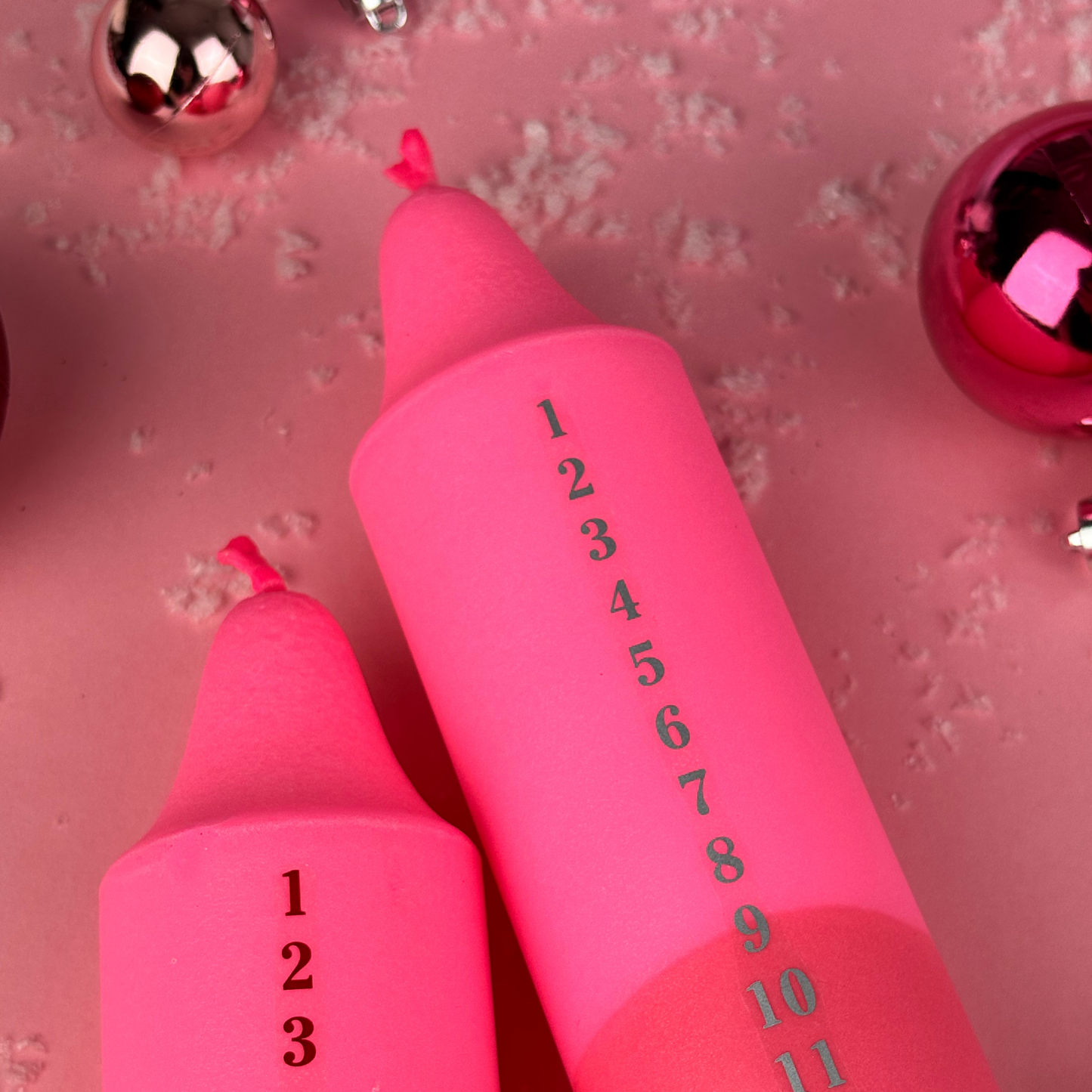Pink kalenderlys med sølv tal