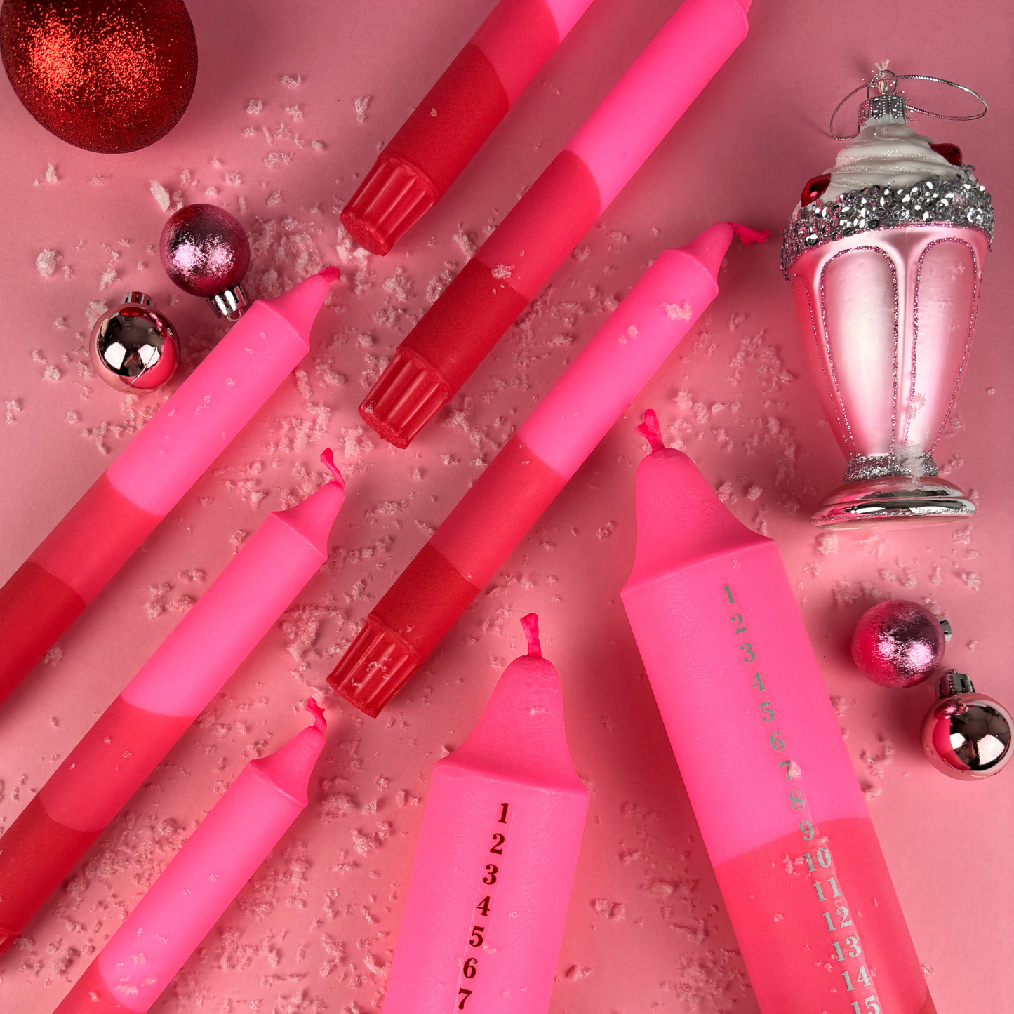 Pink kalenderlys med sølv tal